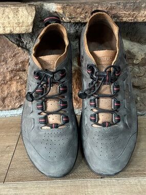 Never worn Men’s Keen Highland Shoes